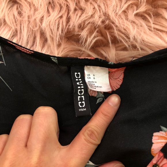 Beautiful H&M black floral blouse - Picture 5 of 8